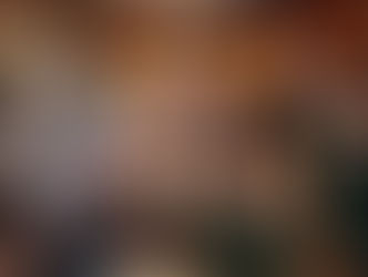 Colaboradores da CISBRA reunidos, sorrindo e exibindo presentes embrulhados, representando a participação da empresa na ação social "Papai Noel dos Correios".