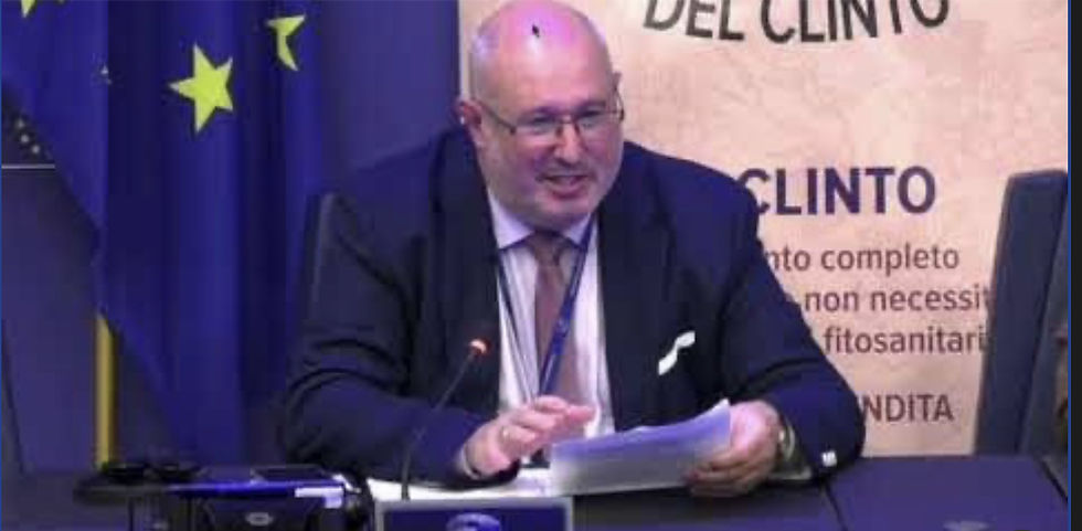 I vitigni vietati fanno il loro ingresso al Parlamento europeo. Strasburgo, ottobre 2025.