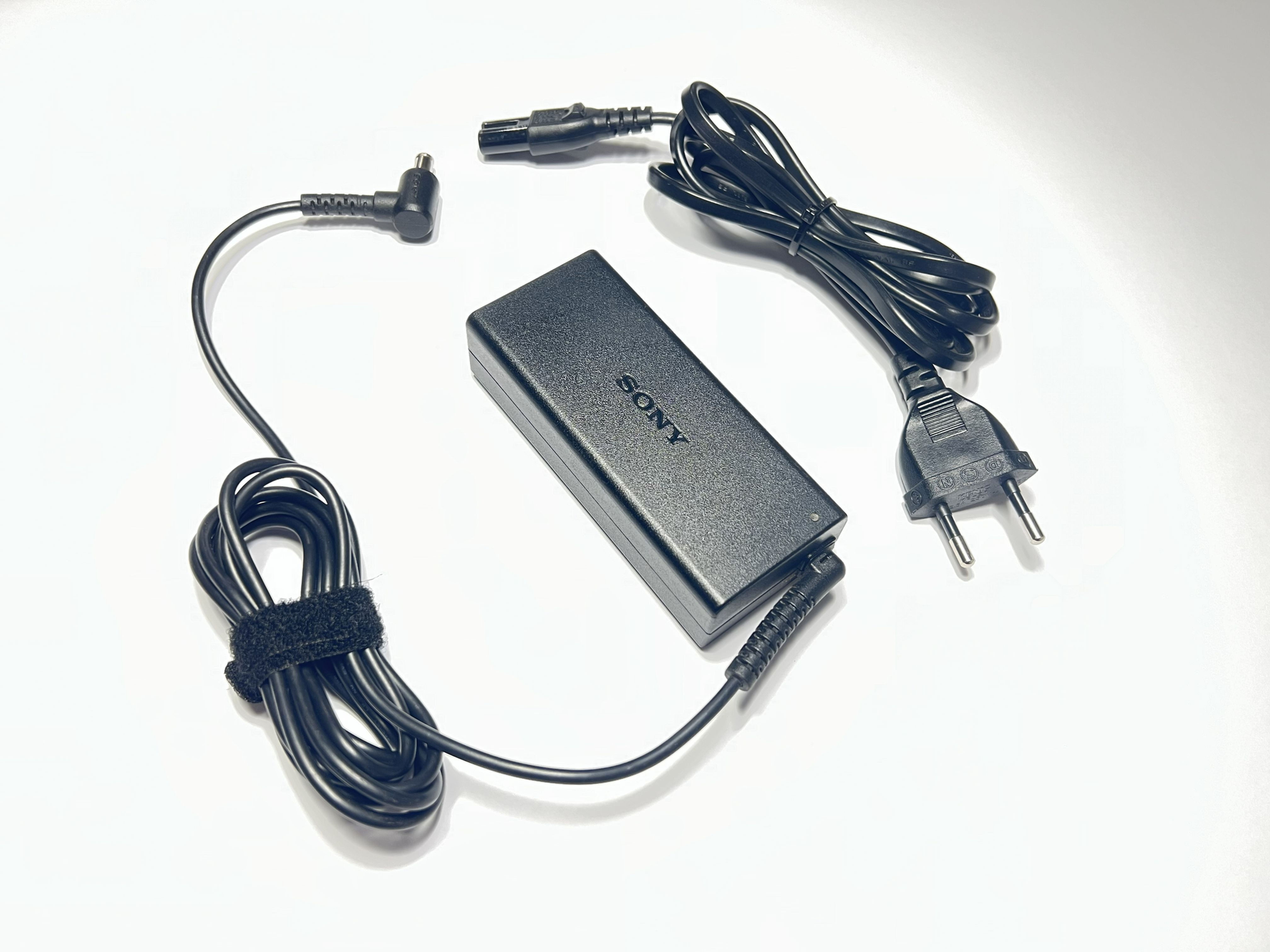 Original Sony VGP-AC19V77 Power Adapter for VAIO 19.5V, 3.3A ( 6.5 mm x 4.4 mm )
