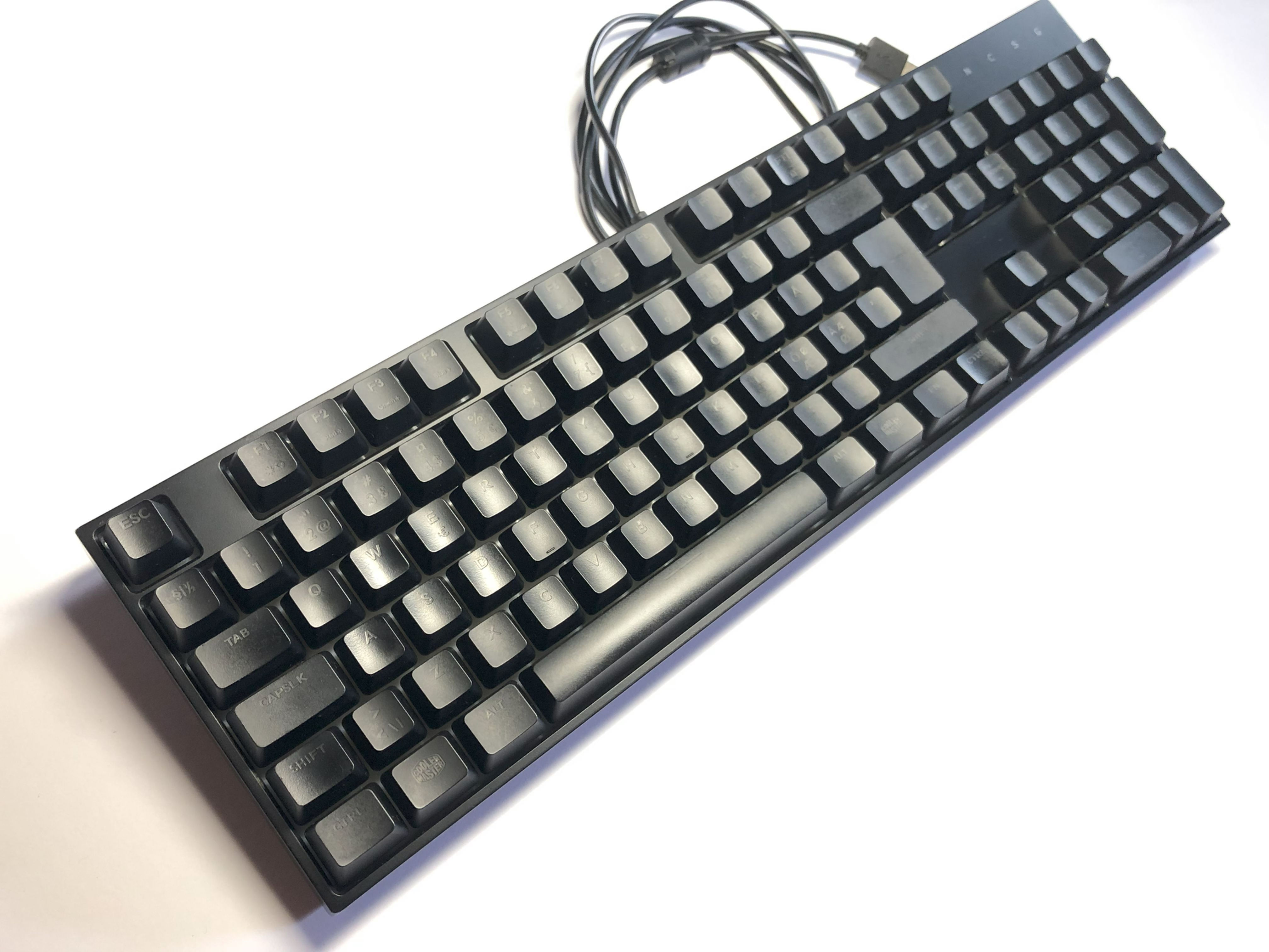 Cooler Master SGK-3040-KKMF1-ND mehāniskā izgaismotā spēļu tastatūra