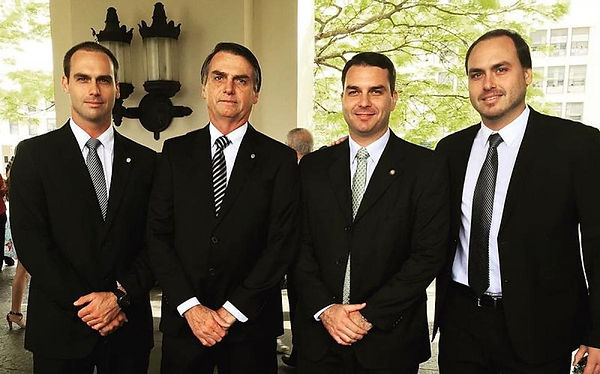 Os filhos do Bolsonaro: Eduardo Bolsonaro, Flávio Bolsonaro e Carlos Bolsonaro.