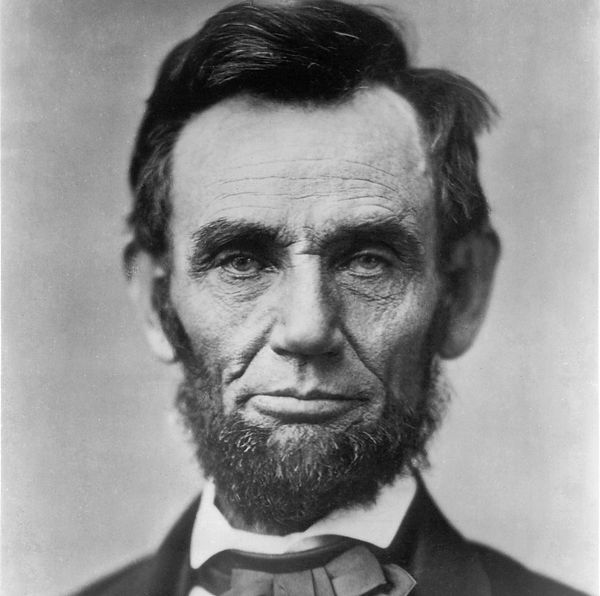 Sr. Abraham Lincoln foi o 16º presidente dos Estados Unidos, assumindo o posto em 1861.