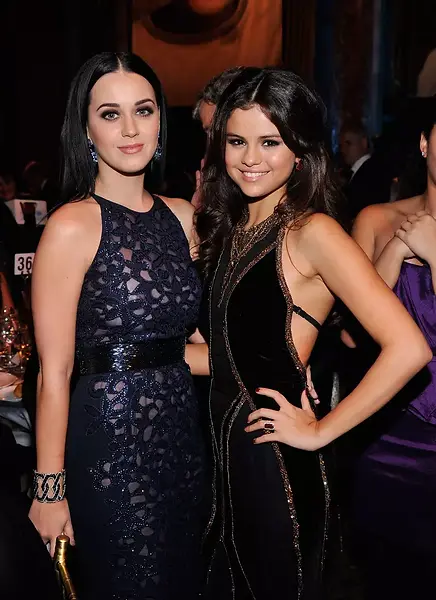 Katy Perry e Selena Gomez prestigiam baile de gala do UNICEF. A beautiful smile and firework! S2 S2