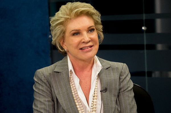 Marta Suplicy: Elegantemente como sempre! Além disso, é uma mulher linda!