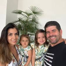 As filhas e esposa do Prefeito de Unaí (MG): Thiago Martins (PL) [22].