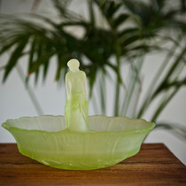 Sowerby drijfschaal en figurine 'Seated Lady'