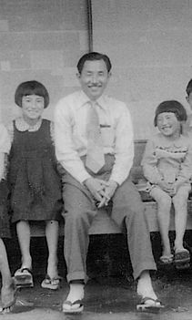 1950年頃 青木湯之助(中央)・青木四郎(右2番目).jpg