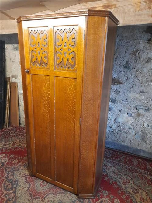 Vintage oak hall cupboard wardrobe. 0384
