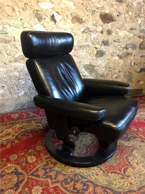 Beautiful ekornes stressless black leather chair    0423