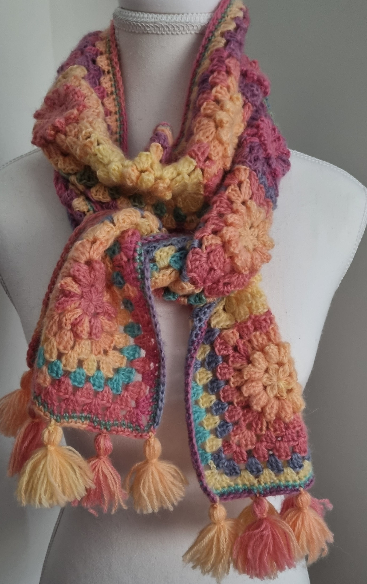 FREE Pattern Download - Glastonbury Scarf – Modern 3D Flowers Square Design