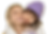 Zwei Mädchen umarmen sich und sind glücklich