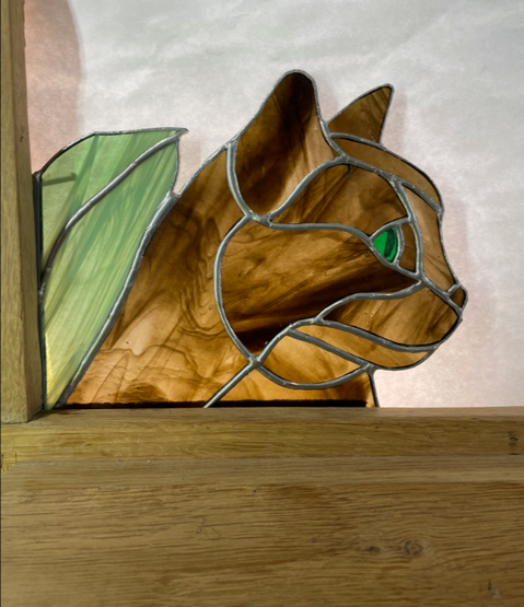 coin de fenêtre en vitrail chat 