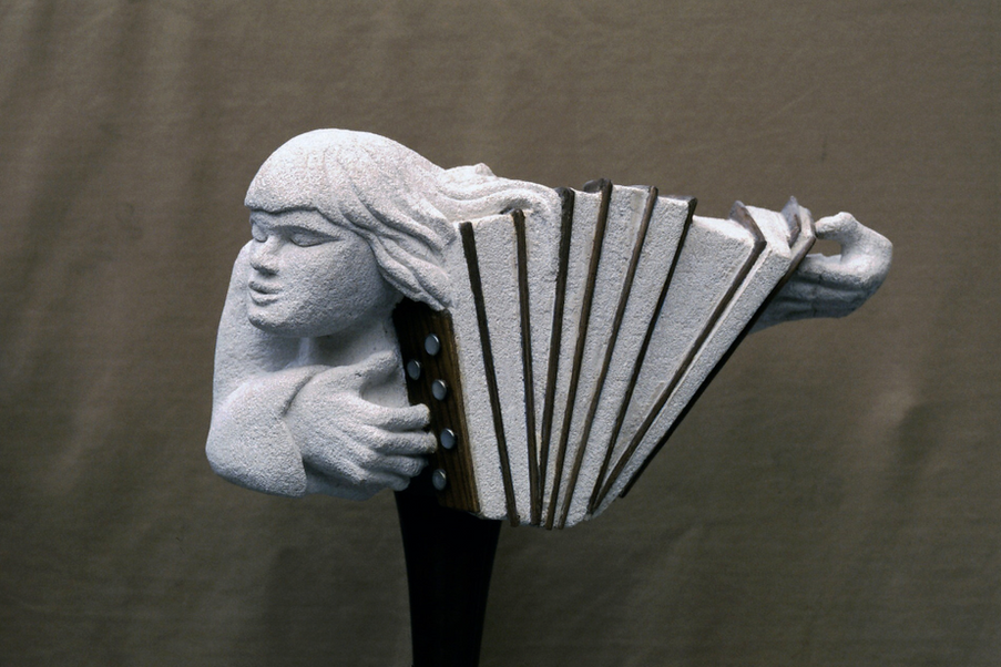 Sculpture en pierre accordéoniste – création artistique