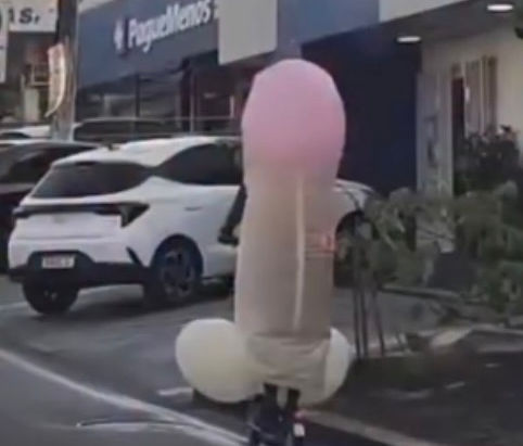 Piroka é flagrada andando de patinete elétrico em Natal/RN e cena viraliza nas redes sociais