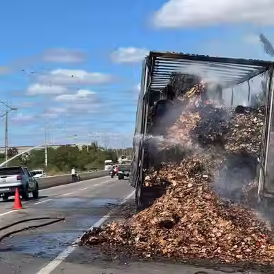 Carreta carregada com papelão prensado pega fogo na BR-304 em Mossoró/RN