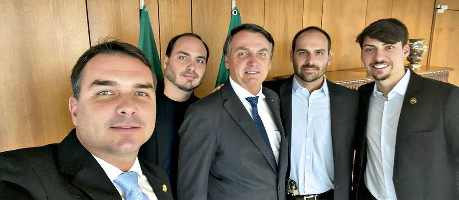 Bolsonaro recebe visita de Renan e Carlos no 1º dia de julgamento no STF