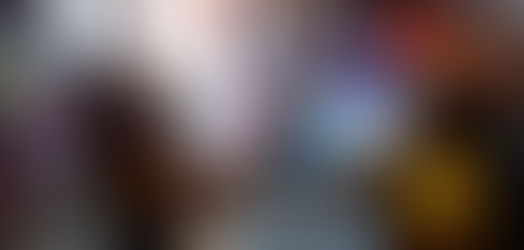 Mulher surta e dá chinela na cara de caixa após filho gastar dinheiro no mercadinho