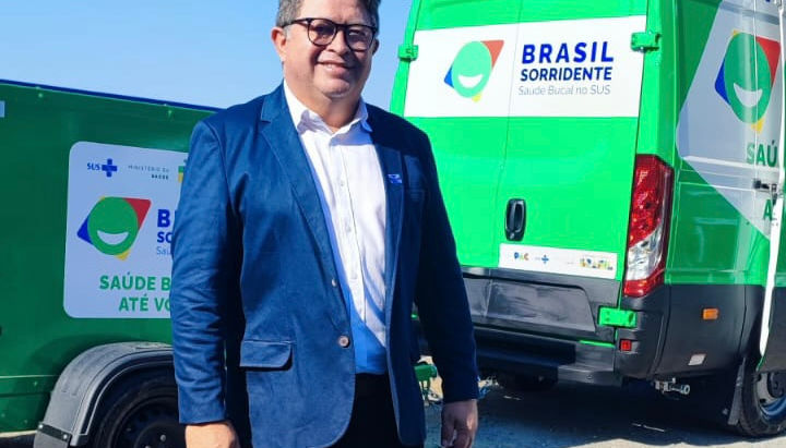 Prefeito de Jandaíra recebe unidade odontológica móvel do Governo Federal