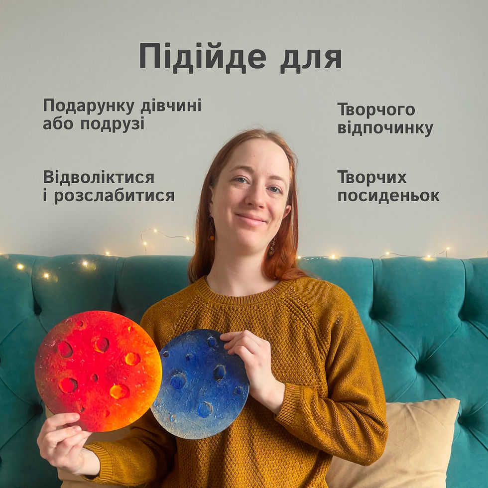 Прев'ю: Дівчина тримає подарунковий набір для творчості Skillenge — ідея креативного подарунка