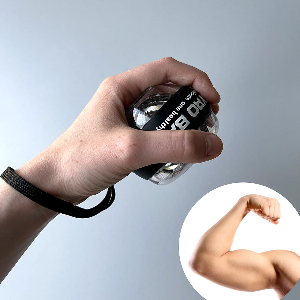 Рука тримає павербол — компактний тренажер для зміцнення рук і хватки.