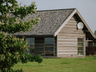 koka māja, koka logi, lieli un plaši logi, skaidiņjumts