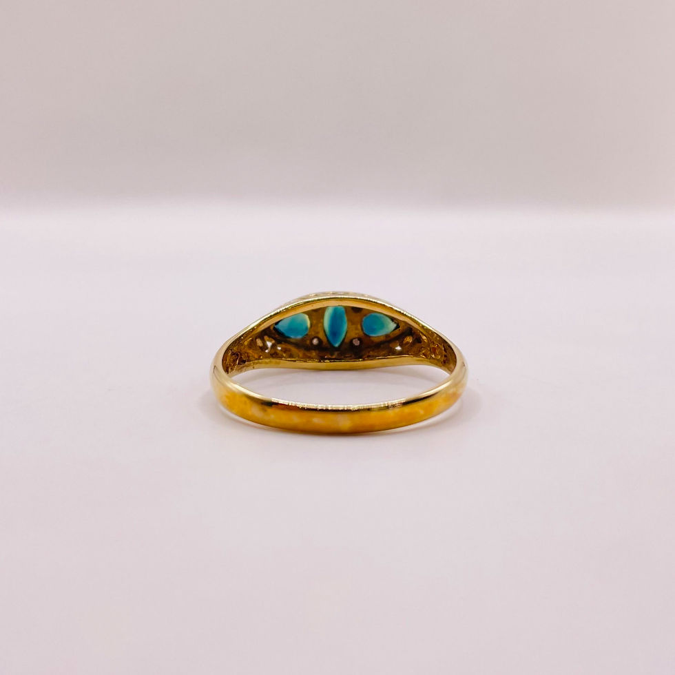 Thumbnail: Vintage Three Stone Sapphire Swirl Ring