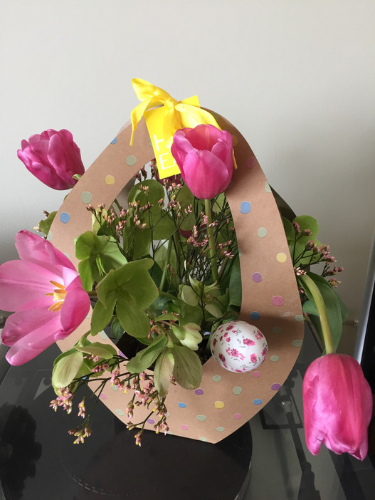 Composition Pâques tulipes hellébores