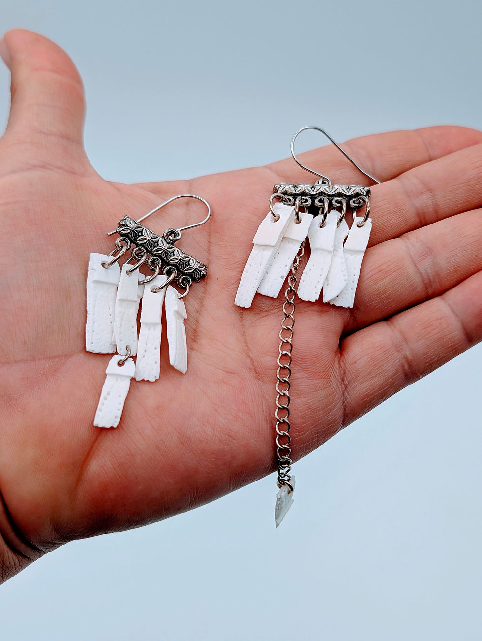 Miniatura: The Kinetic Edge | Asymmetrical Armadillo Scute & Titanium Earrings