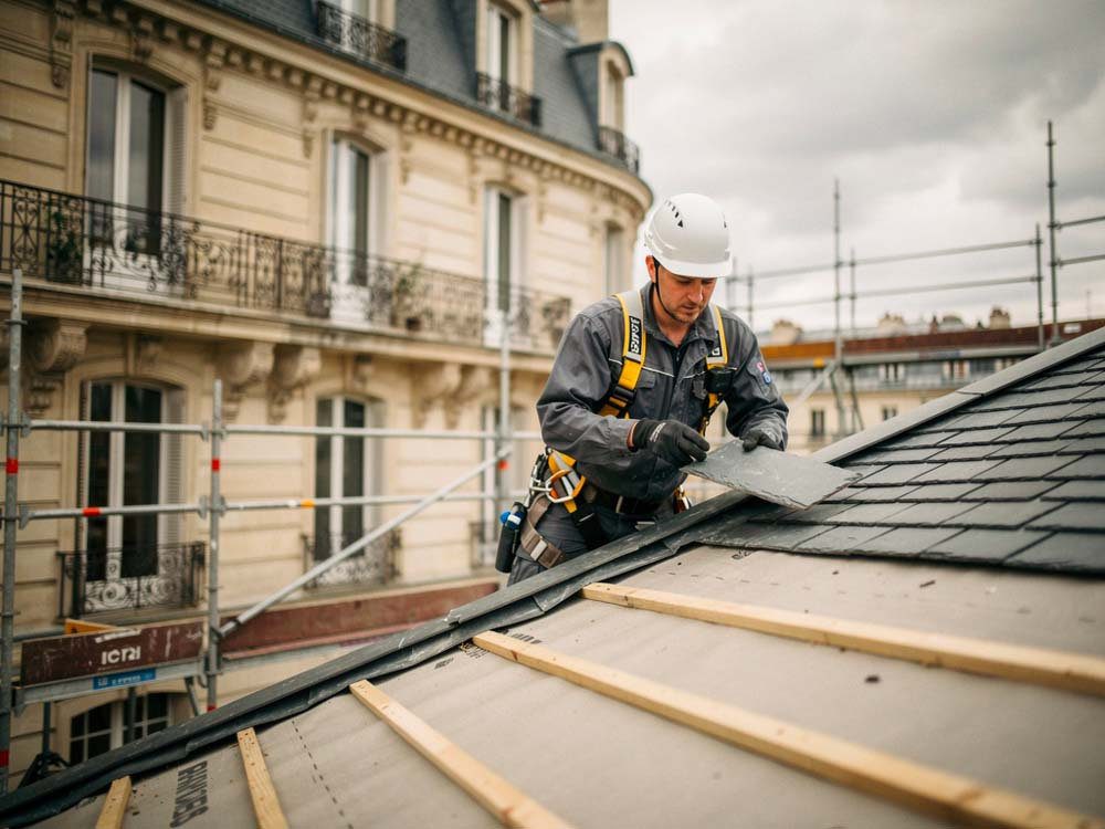 Un couvreur à Amiens (80) intervient-il après une tempête ? 5 https://static.wixstatic.com/media/0bc239_2438b2543c594c12b86cf8dd0e56a759~mv2.jpg/v1/fill/w_1000%2Ch_750%2Cal_c%2Cq_85/contrat-entretien-toiture-paris-couvreur.jpg