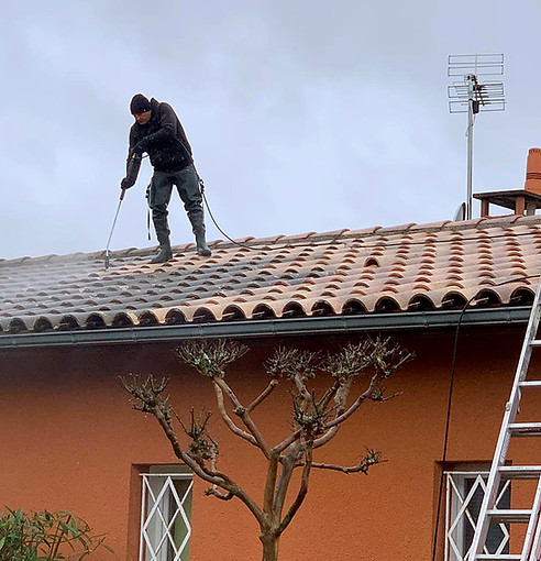 professionnel du nettoyage haute pression toit