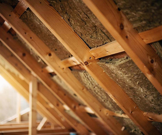 une charpente traditonnelle et l'isolation de toiture en laine de roche placée entre les chevrons