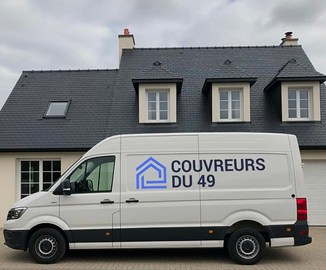 couvreurs du 49 devant une toiture en ardoise rénovée par notre société