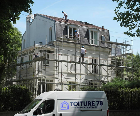 travaux de rénovation de toiture en ardoises et tuiles par notre entreprise de couverture à Versailles