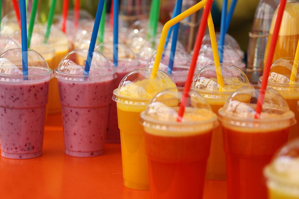Des gobelets en plastique pour smoothie