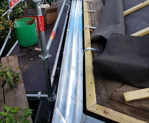 Pose de gouttières à Tours - Zinc, alu, cuivre, PVC