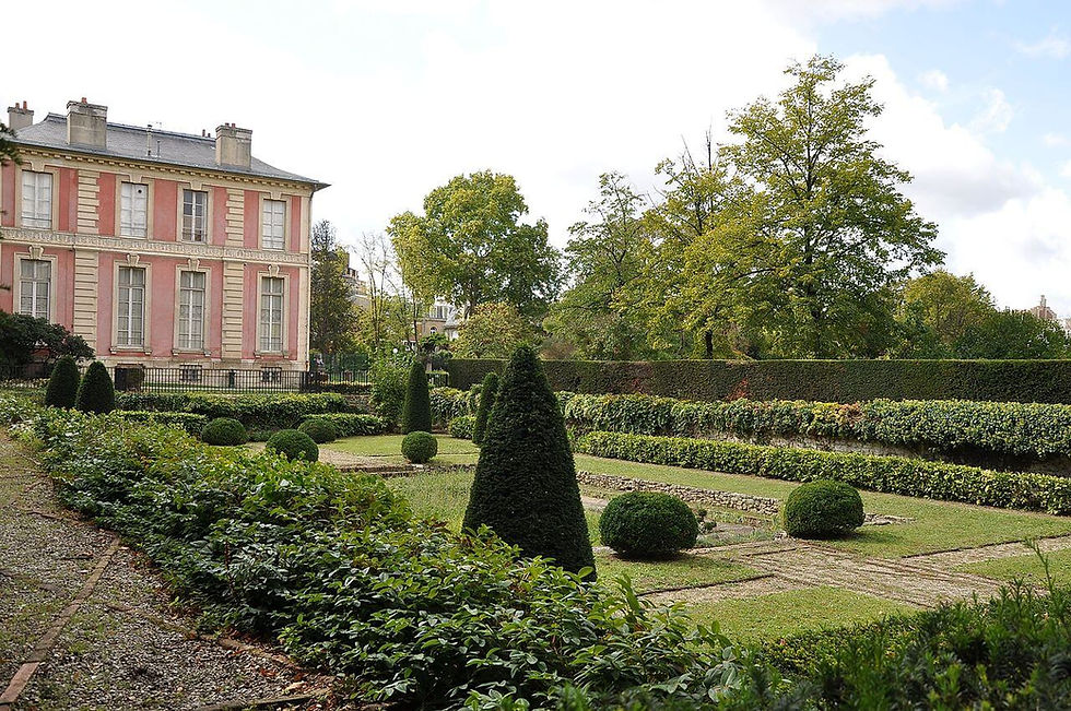 Le boulevard Maurice Barrès, en lisière du bois de Boulogne, affiche les prix les plus élevés du quartier avec une moyenne dépassant 12 000 €/m²