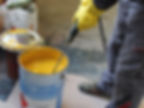 mélanger des pots de peinture pour obtenir un couleur spéciale