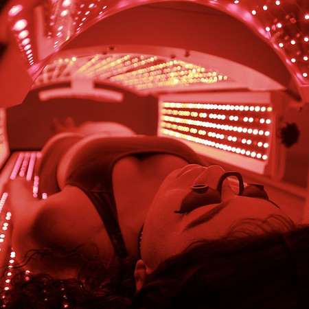woman_lying_in_slim_sculpt_light_therapy_bed.jpeg