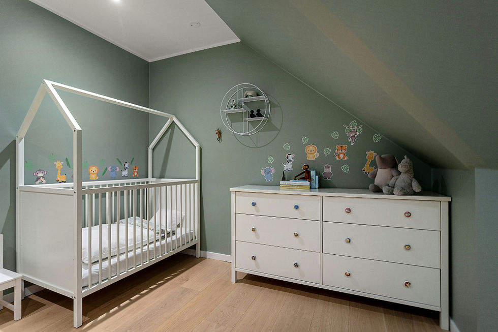 Babykamer met ledikant, commode en muurdecoratie
