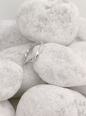 Twistovaný stříbrný prsten