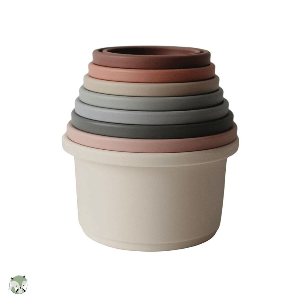 Stapelbare bekers in roze, grijs en beige tinten voor baby's en peuters.