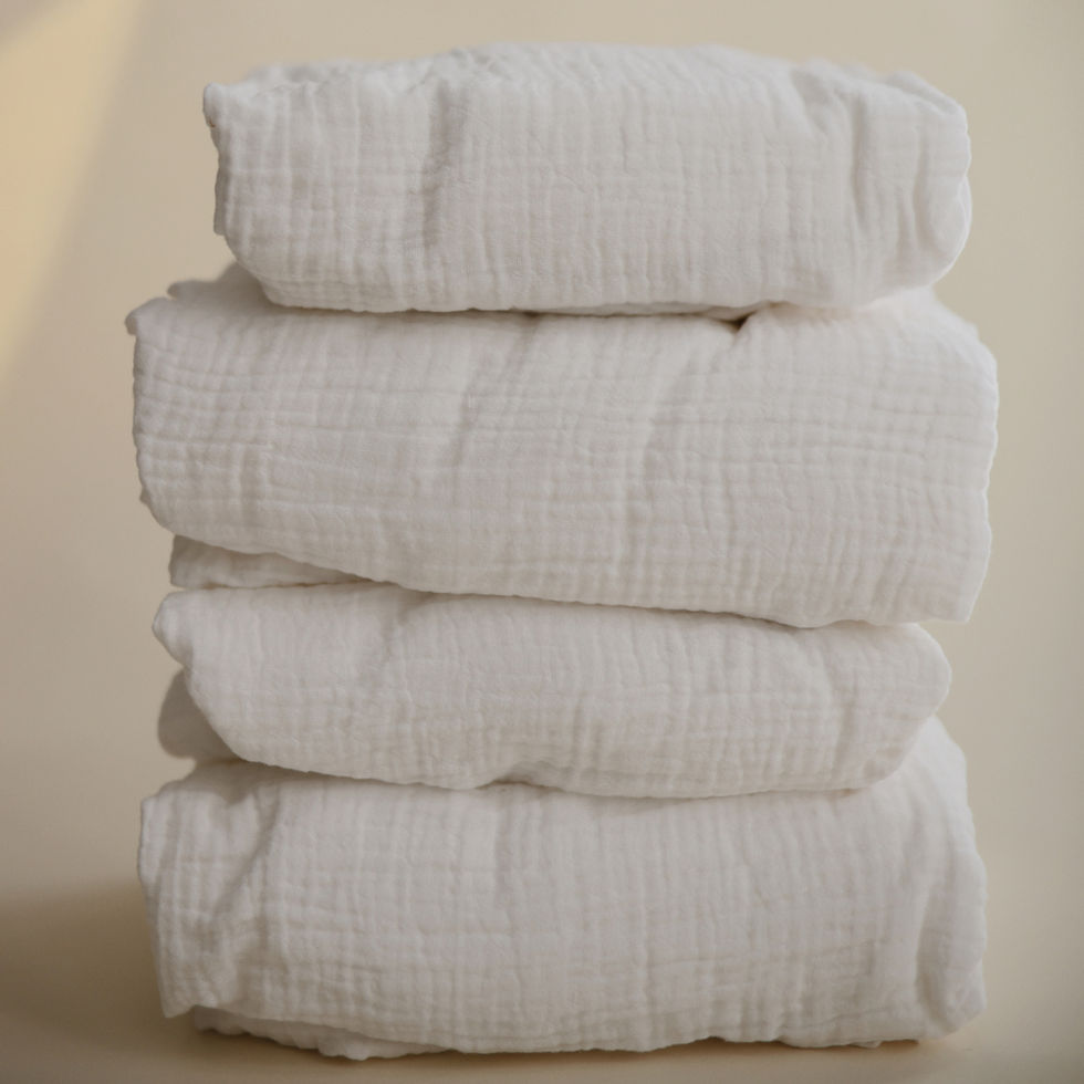 Stapel van vier witte katoenen doeken