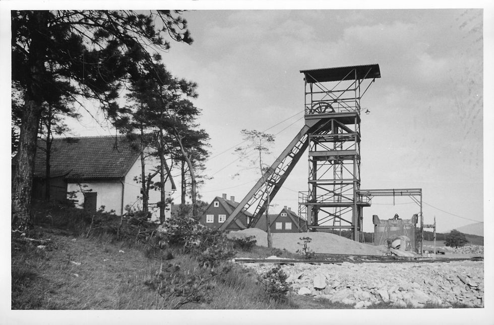 1953: Förderturm der Grube Hansa auf dem Langenberg. Er befand sich südöstlich des Kalksteinbruchs. Urheber: Herbert Ahrens / Bad Harzburg Stiftung
