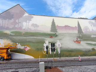 Nebel, Wiese, Museeum – Zwischenstand Fassadenbild Kreissparkasse Gotha