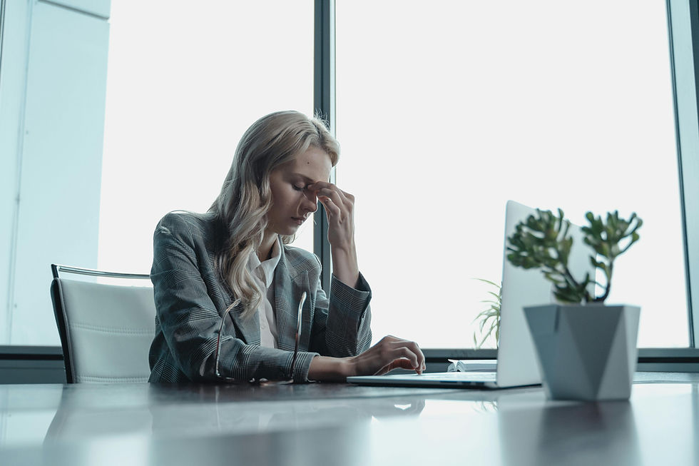 personne qui travaille à son ordinateur et qui semble dépitée
