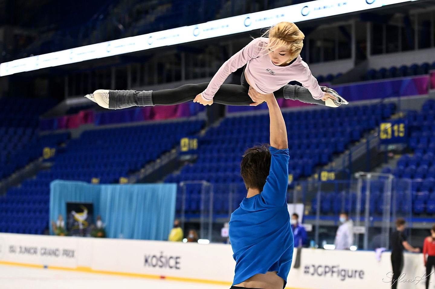 Krasobruslaři - fotografie zvedané figury na tréninku ISU Juniorské Grand Prix v Košicích. Reportáž z tréninku sportovních dvojic.