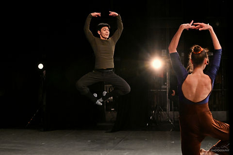 Baletní reportážní fotografie - zákulisí divadelních představení, sólisté baletu Ostrava, při zkoušce divadelního gala. Tanečník v pohybu. Mužský baletní skok, fotografie z portálu, Sylva Křenková baletní a taneční fotografka.