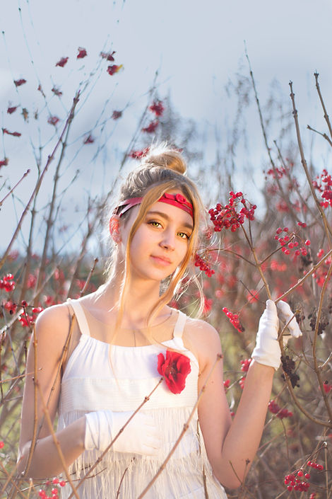 Zimní portrét tanečnice v retro kostýmu