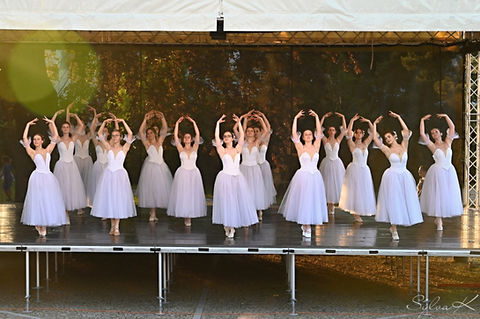 Fotogarfie skupinové baletní choreografie, bílé kostýmy, klasický tanec. Klasické baletní pozice, reportáž ze závěrečného představení, ZUŠ Žerotín Olomouc, amfiteátr ve Velké Bystřici, SylvaK Photography