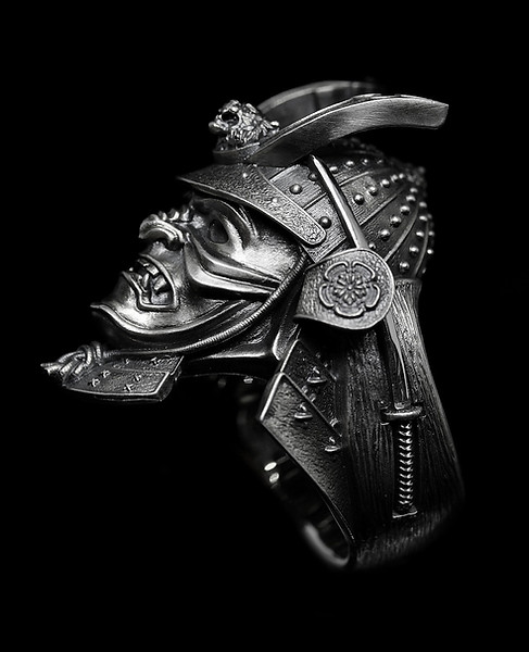 Vista laterale dell’anello Bushidō con motivi samurai incisi